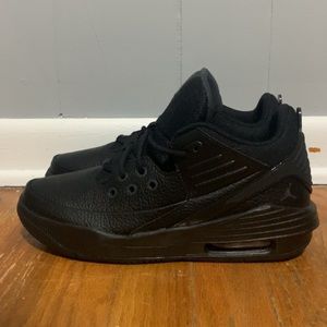 boys jordan max aura 4